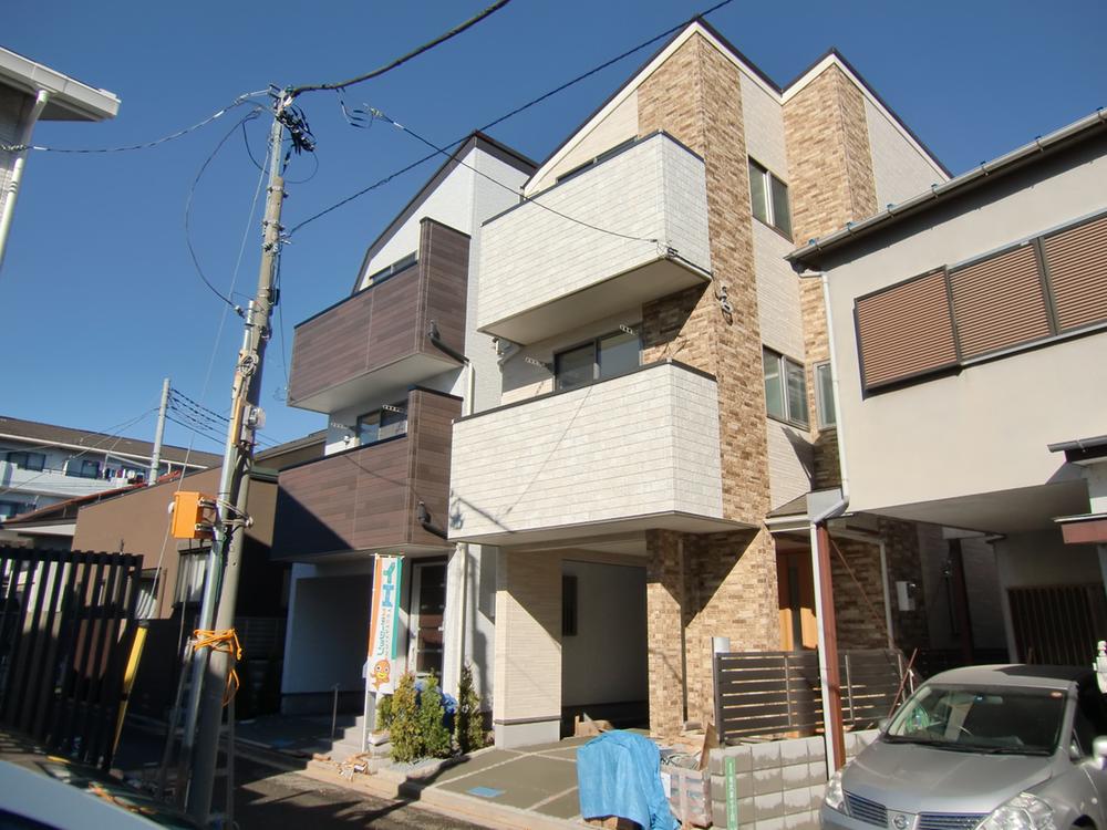 Local appearance photo. For the south road, Day is good