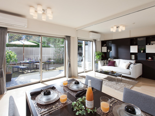 Living.  [living ・ dining] Come and go is soft light and refreshing breeze, South-facing living room ・ Dining, We crowded wrapped soft family. (Model Room Eg type (pre-sale), including some options / Paid)