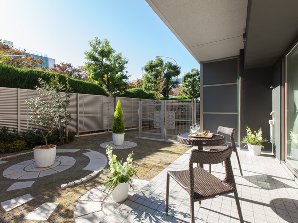 Living.  [terrace ・ Private garden] In light overflowing private garden, It has spread mild sense of openness, Under the exhilarating sky, Fun Talking spreads. (Model Room Gg type (pre-sale), including some options / Paid)