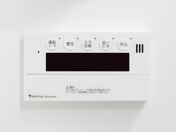 Bathing-wash room.  [Semi Otobasu system] Hot water-covered and reheating is possible with a single switch. You can also set the hot water temperature to your liking. It is convenient but also with operating the remote control in the kitchen.