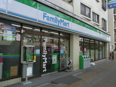 Convenience store. 1000m to Family Mart (convenience store)