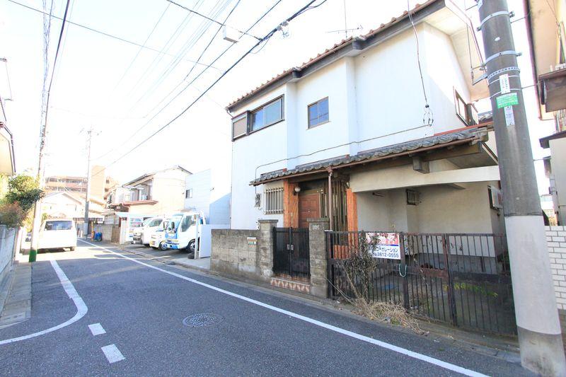 Local photos, including front road. Oizumigakuen Uchi
