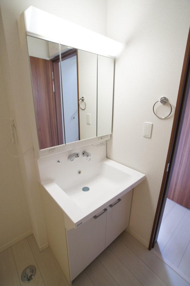Wash basin, toilet. Shampoo dresser with vanity is the morning Shan also Rakuchin. Because there is storage capacity, Friendly for those who your family is large.