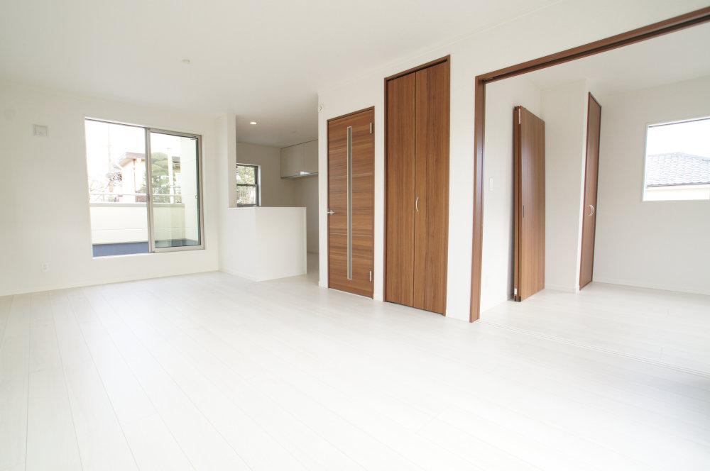 Living. Spacious to 16.2 Pledge of LDK has also attached floor heating. Different Oita and warm the feet in a cold day of winter. Since the this LDK has a balcony on the north side and the south side, Bright may be hit yang, Ventilation is also good.