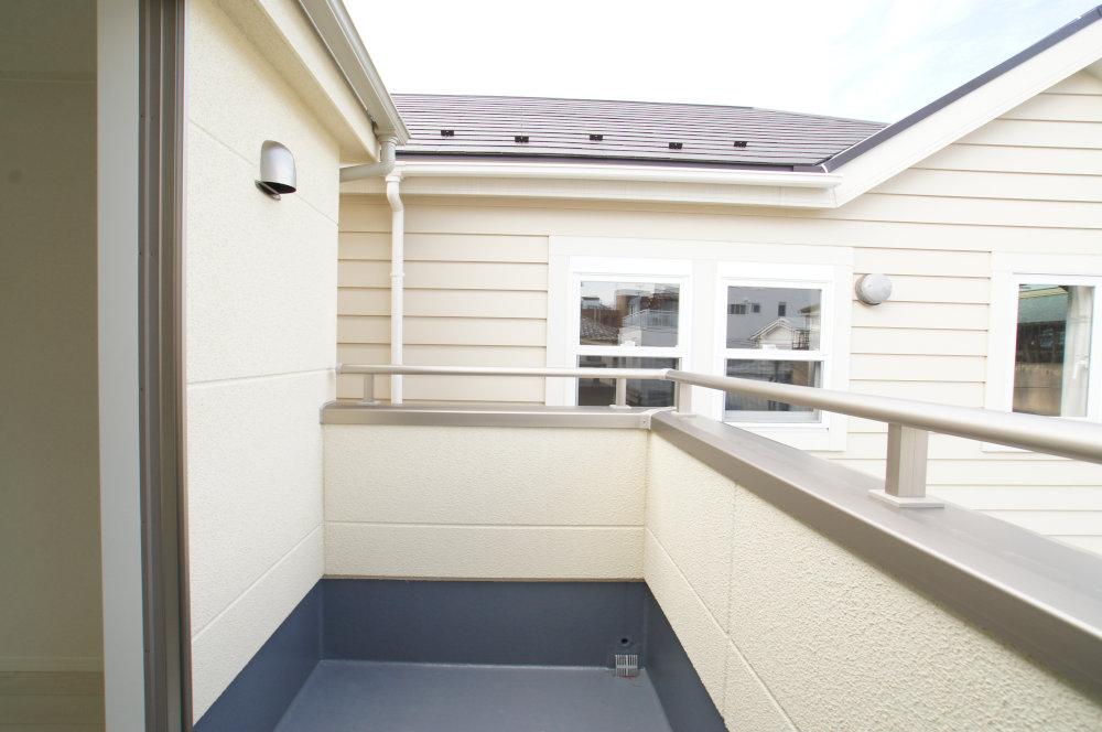 Balcony. Because there is a two-sided balcony, You Jose Many also your laundry in one with a lot of your family because it is peace of mind.