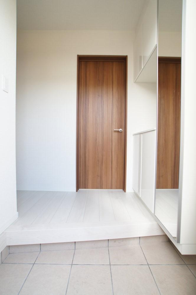 Entrance. Easy to wear off of shoes at the entrance frontage is spacious, Okay come many friends.