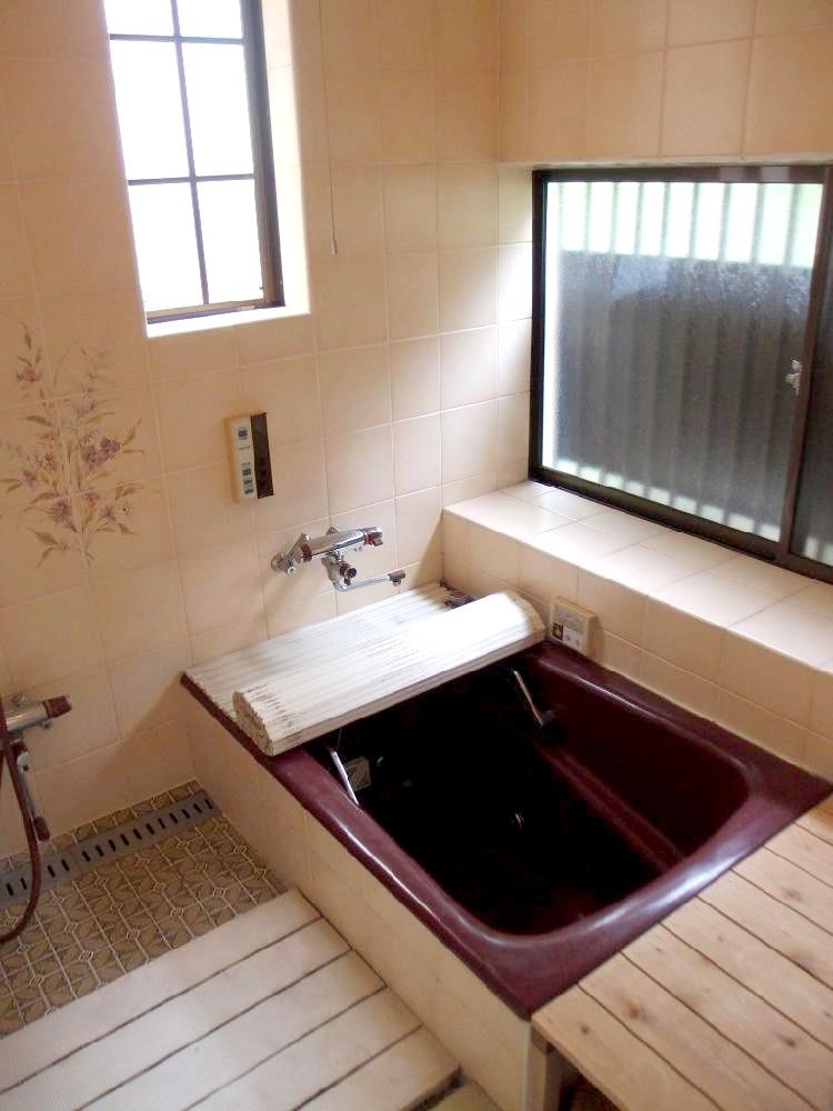 Bathroom. Bathtub is a whirlpool