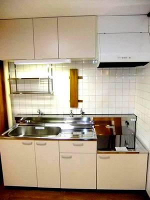 Kitchen. Gas stove and a moment without water heaters (Yosu installation)