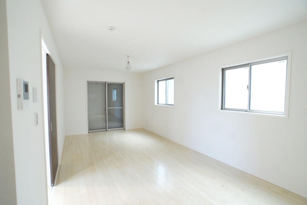 Same specifications photos (living). With floor heating, Good per sun at the south side lighting. It has become a family is pleasant space in the bright living room. Zentoyaku is 17.0 Pledge. (Enforcement example)