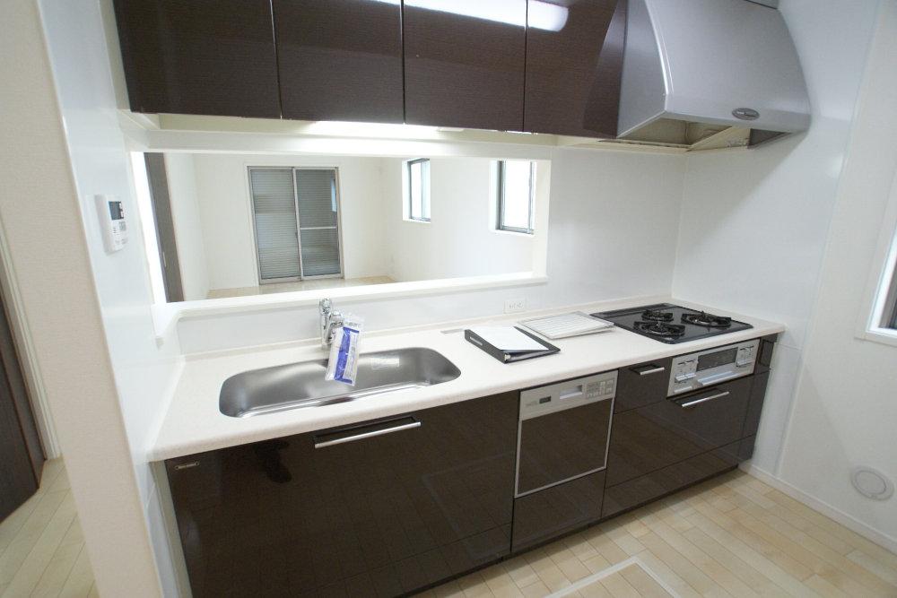 Same specifications photo (kitchen). There is under-floor storage in the face-to-face kitchen. Artificial marble top system Kitchen. (Enforcement example)