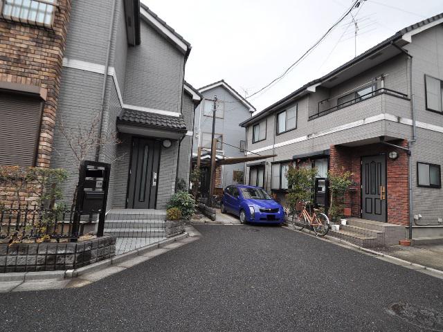 Local photos, including front road. Nerima Doshida 3-chome contact road