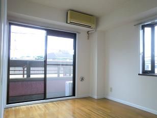 Living and room. Air conditioning 1 groups Installed. Hot summer is also comfortable.