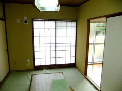 Living and room. South side of the Japanese-style room with shoji