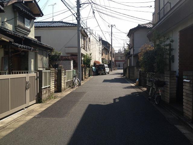 Local photos, including front road. Nerima Minamiōizumi 5-chome Seddo south