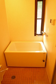 Bath. Bathroom ・ Yes window