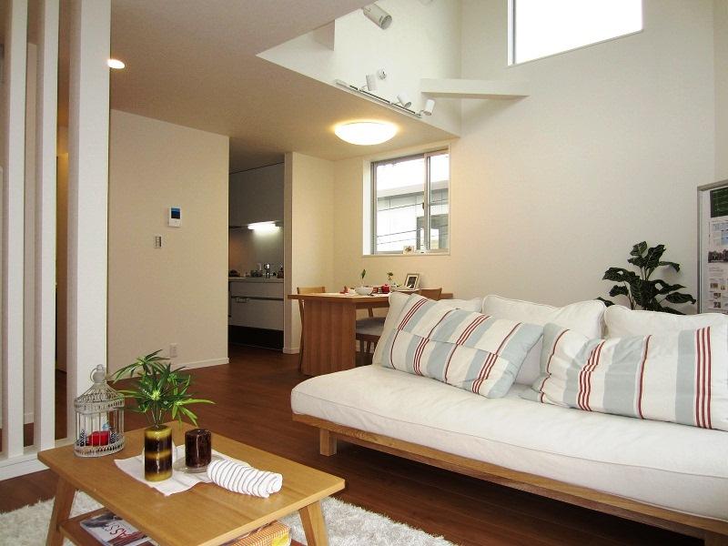 Same specifications photos (living). LDK with a (construction cases) atrium is a feeling of open.