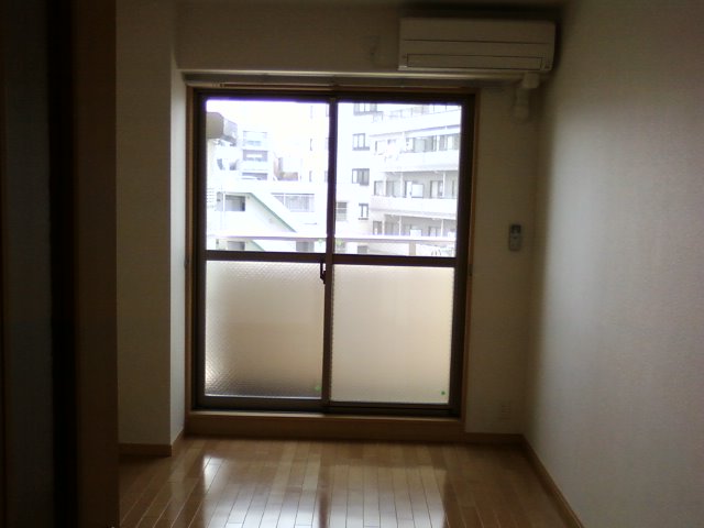 Living and room. There is a feeling of opening a large window.