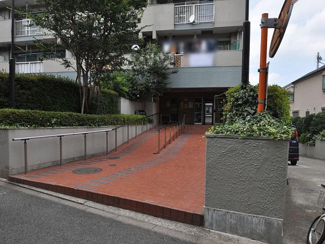 Entrance. Shakujii Park Himiko Mansion entrance