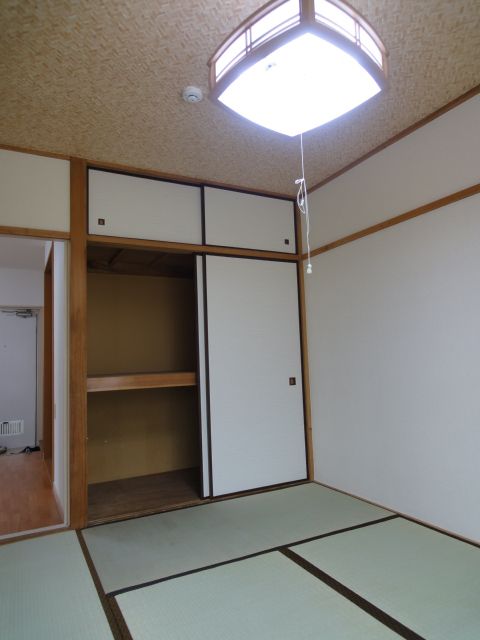 Living and room. Atmosphere of Japanese-style makes me soften the heart.