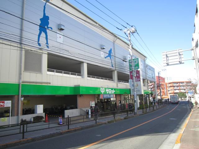Supermarket. 1000m to Summit store Hikawadai Ekimae