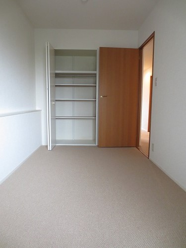 Other room space. Closet with Western-style 6 quires