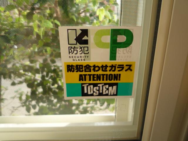 Security equipment. Exert an effect on the glass-breaking on the first floor of the sash, Has adopted a thermal barrier Low-E security laminated multi-layer glass (second floor is a thermal barrier Low-E double-glazing). Also, Since the thermal barrier Low-E glass, It increases the air conditioning efficiency of summer. <Our construction cases>