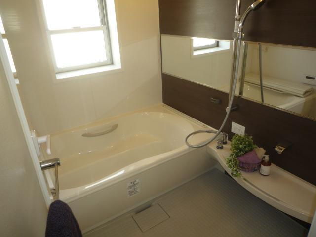 Bathroom. Bathroom has adopted the unit bus of 1.25 square meters type. Wide bathtub and TES type of bathroom ventilation dryer, etc., It is a specification that can comfortably use. <Model building: April 2013 shooting>