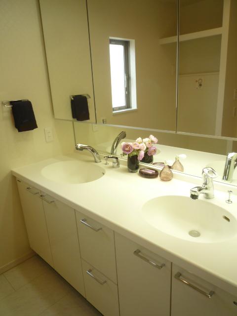 Wash basin, toilet. Vanity 2 bowl counter that can Dressing two people. The back of the three-sided mirror is a small storage space. <Model building: April 2013 shooting>