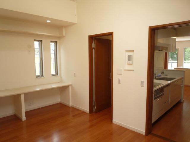 Other introspection. Between the public space and children's is, Free room that can be used in your family shared was placed. Since the installed base of the counter desk, As a personal computer room or study, Available in a parent and child. <G Building: July 2013 shooting>