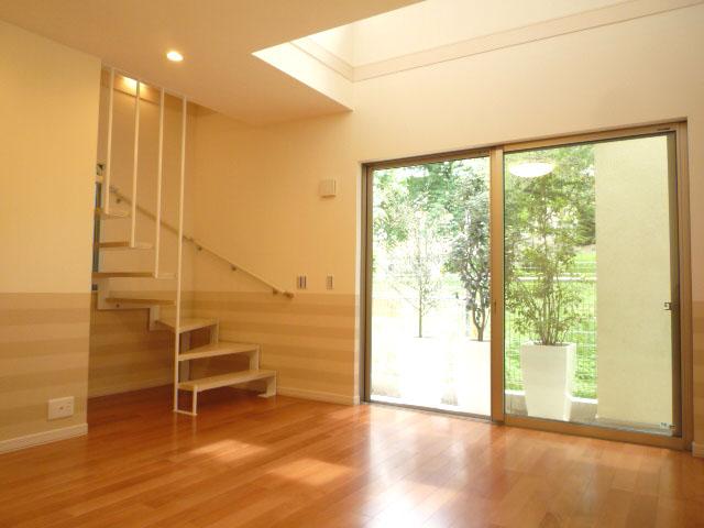 Living. 12 Pledge of the living room on the upper floor of the dining atrium ・ It connected to the kitchen. Stylish steel staircase and ceiling fans, It produces a bright and colorful atmosphere. <G Building: July 2013 shooting>