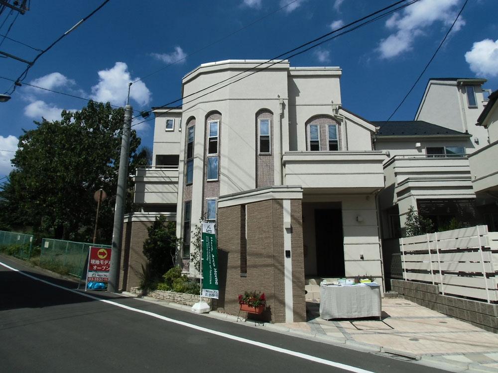 Local appearance photo. Appearance design-conscious white streets of the Aegean Sea. <A Building Exterior Photos>