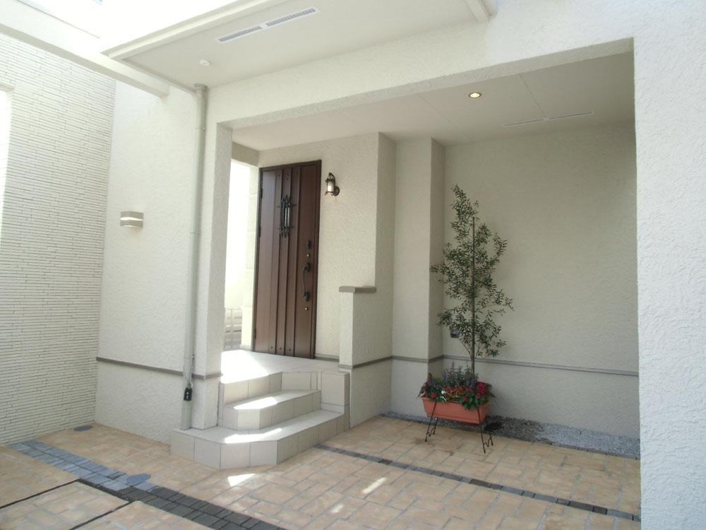 Local appearance photo. Entrance porch in the house block the line of sight from the road is not removed. <A Building: April 2013 shooting>