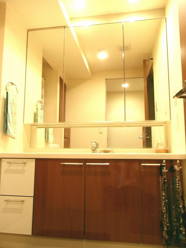 Wash basin, toilet. Longing of the large mirror.