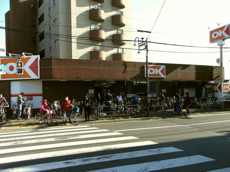 Supermarket. OK store about 70m -. People is hard to leave the middle and get used to because the shopping facilities are in place really close.