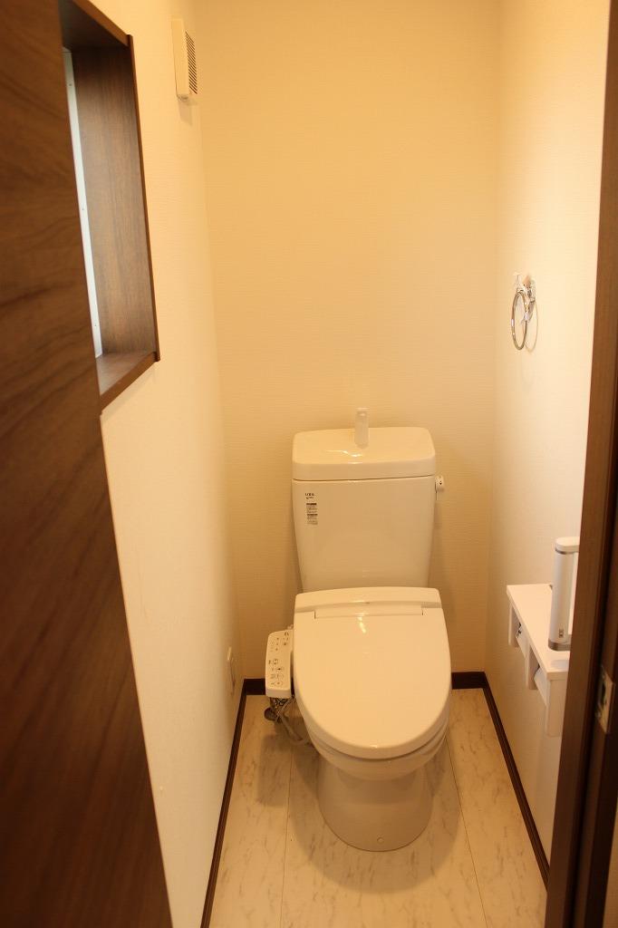 Toilet. Indoor (11 May 2013) Shooting