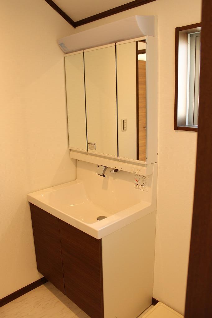 Wash basin, toilet. Indoor (11 May 2013) Shooting