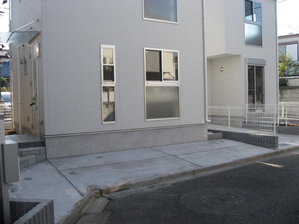 Parking lot. Than B Building north