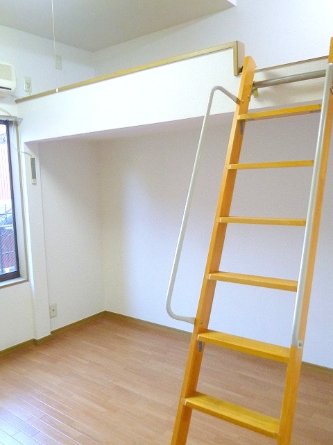 Washroom. Space which can also be stored under the loft