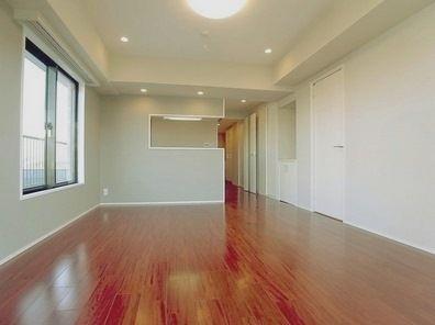 Living. ~ The end of November was full renovation completed ~ ◆ Per corner room, Daylighting ・ Ventilation is good ◆ Spacious 21.75 square meters with a roof balcony ◆ Management system is good ◆ August 2006 large-scale repair work Performed ◆