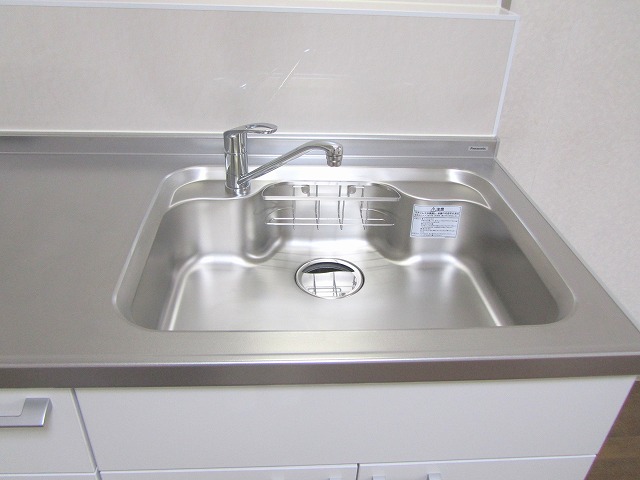 Kitchen. Large sink! Height 90 cm of sticking to the kitchen