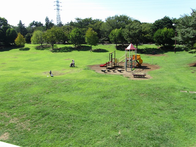 park. Gakuen loquat 134m only to green space (park)