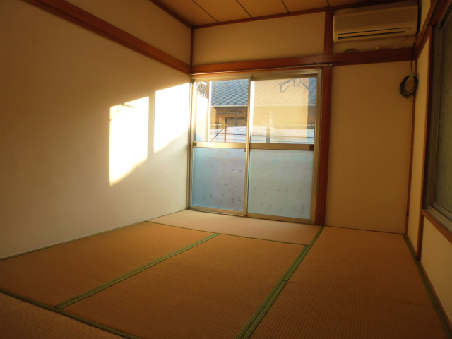 Living and room. 6 Pledge of Japanese-style room is good smell of tatami