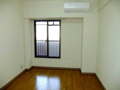 Living and room. 6.0 Pledge of Western-style (flooring, Air condition)