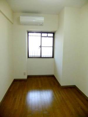 Living and room. 4.8 Pledge of Western-style (flooring, Air condition)