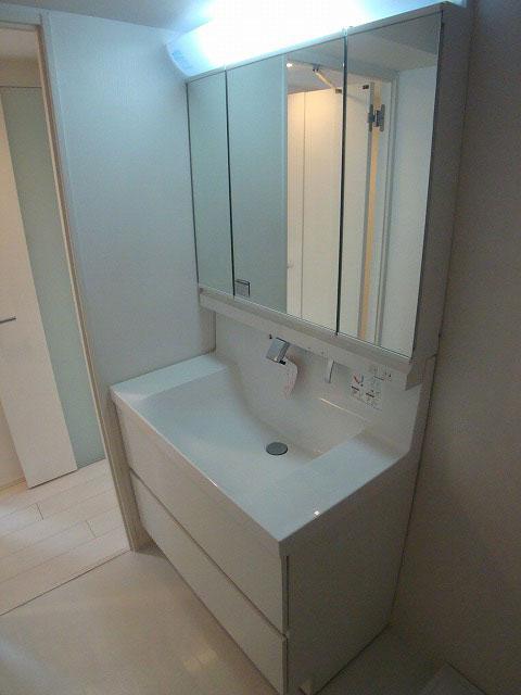 Wash basin, toilet