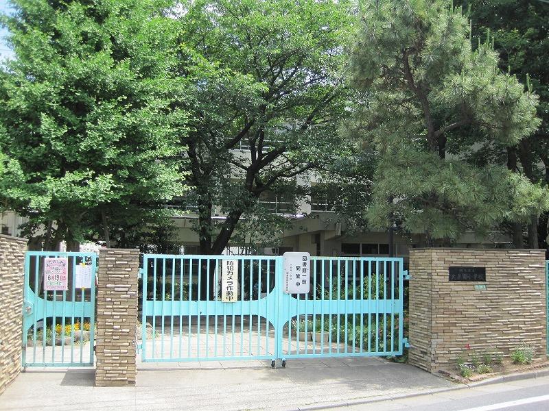 Primary school. 640m to Nerima IPU Sennan elementary school