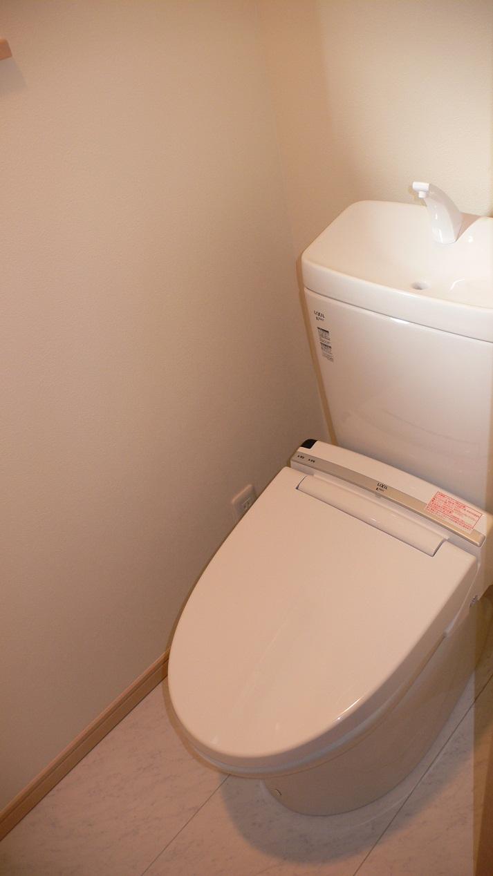 Toilet. Indoor (11 May 2013) Shooting