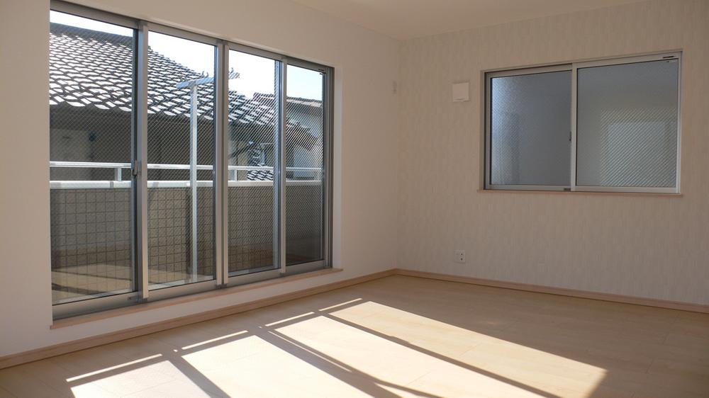 Living. South side large and bright living room (11 May 2013) Shooting