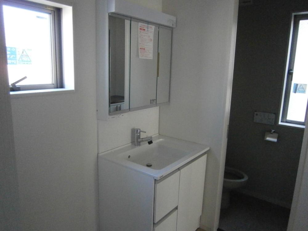 Wash basin, toilet. Indoor (12 May 2013) Shooting