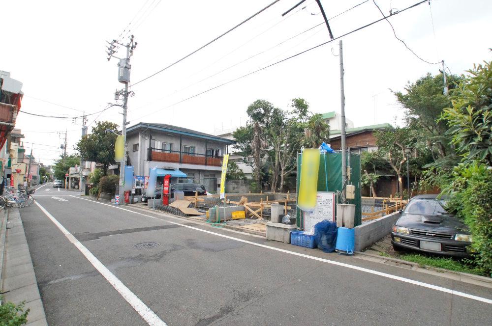 Local photos, including front road. Yet station Chika, Green is a rich environment.